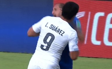 Luis Suarez bites Chiellini Luis Suarez bites Chiellini